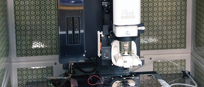 Microscopes à force atomique NX20 de Park system permet d’utiliser des échantillons de 150 mm.